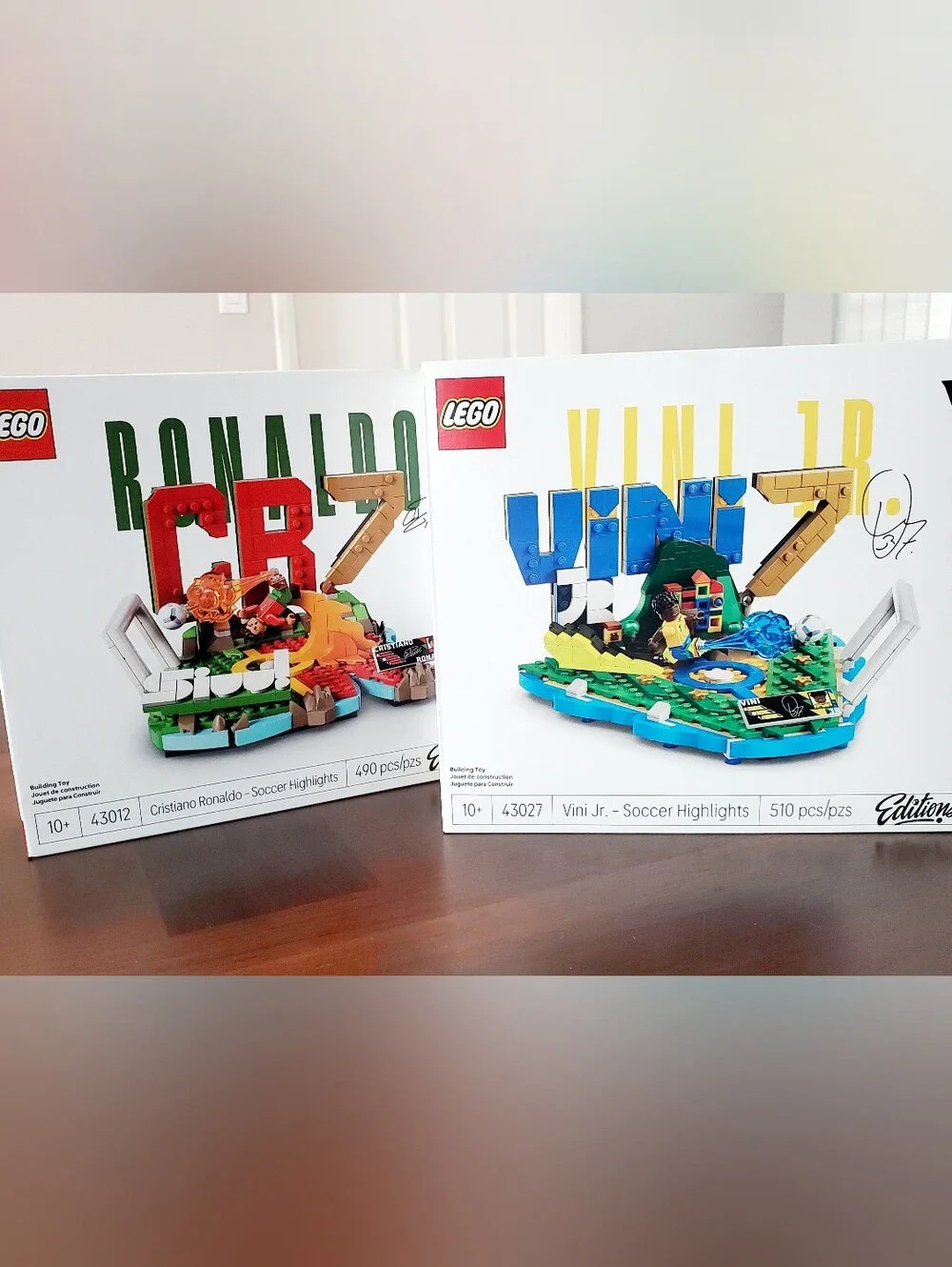 LEGO Legendary Striker & Rising Star CR7 Vini Jr. Ultimate Showcase - Picture 2 of 4